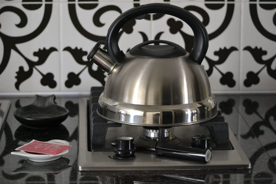 Gas hob and kettle with lighter