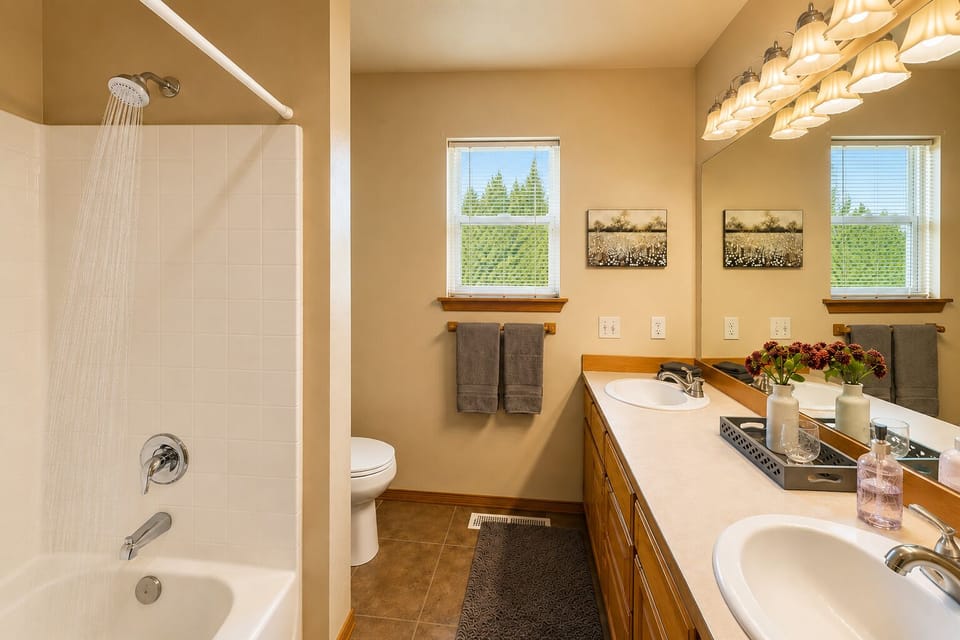 Farmhouse In Plain 2 Bedroom Home by NW Comfy Cabins by RedAwning House in Washington