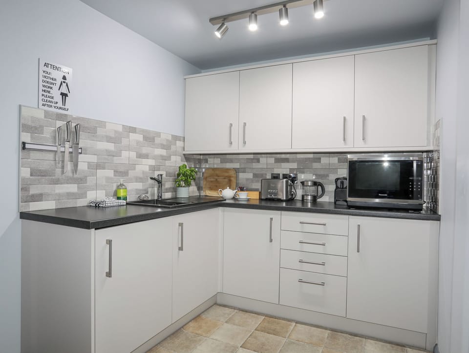 Cottage | Private kitchen | Fridge, electric kettle, toaster, cookware/dishes/utensils
