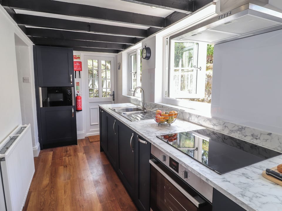 Cottage | Private kitchen | Fridge, dishwasher, electric kettle, toaster