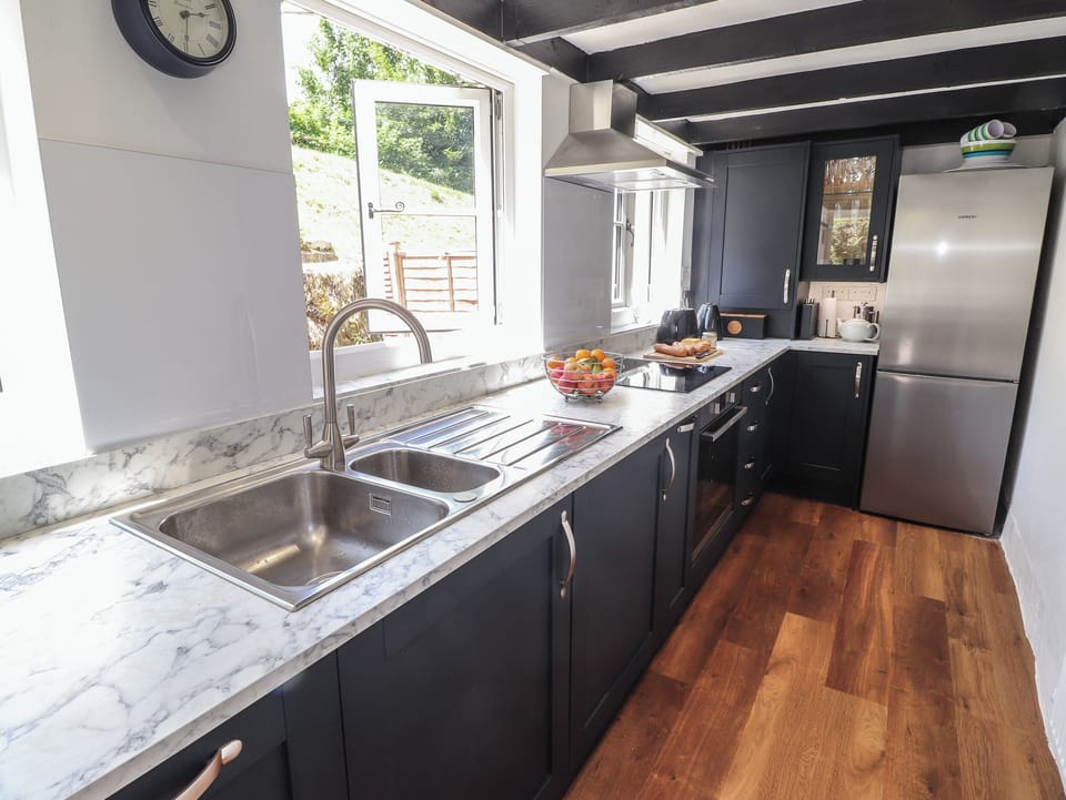 Cottage | Private kitchen | Fridge, dishwasher, electric kettle, toaster