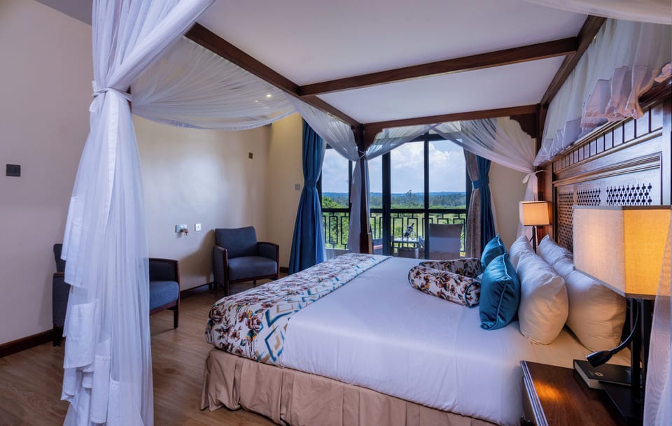 Executive Room | In-room safe, desk, laptop workspace, blackout drapes