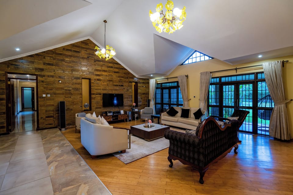 Family Cabin, 4 Bedrooms, Mobility Accessible, Garden Area | Living area | 55-inch Smart TV with satellite channels, Netflix, Hulu