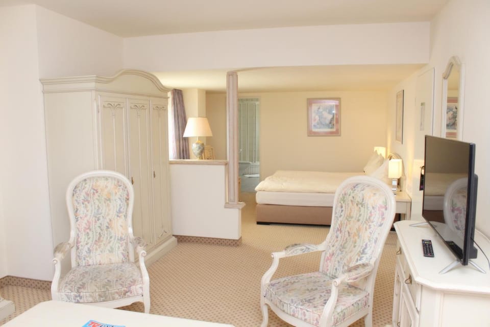 Desk, WiFi (free), individually furnished, bed sheets