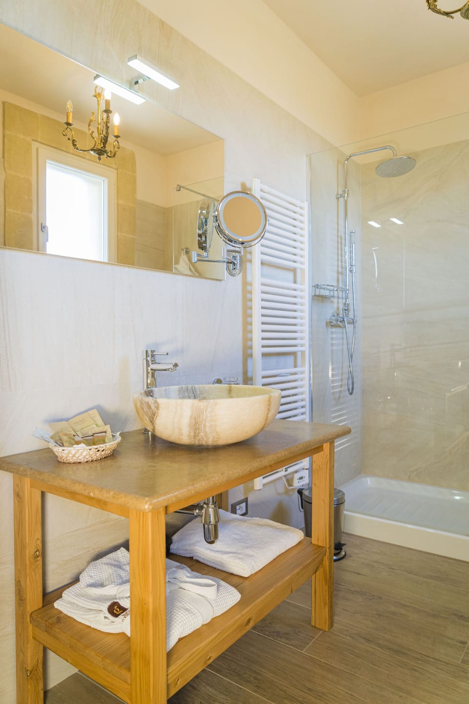 Duplex | Bathroom | Shower, rainfall showerhead, free toiletries, hair dryer