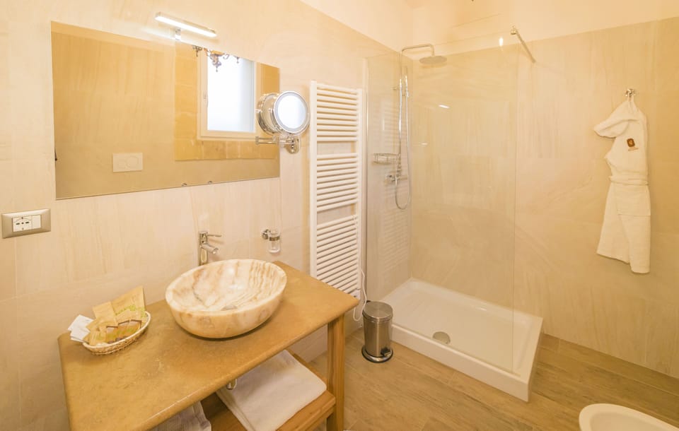Duplex | Bathroom | Shower, rainfall showerhead, free toiletries, hair dryer