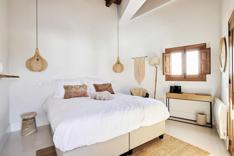 Premium bedding, memory foam beds, desk, soundproofing