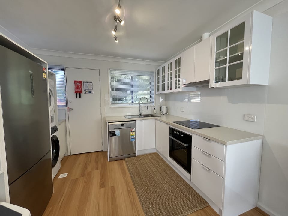 Full-size fridge, microwave, oven, stovetop