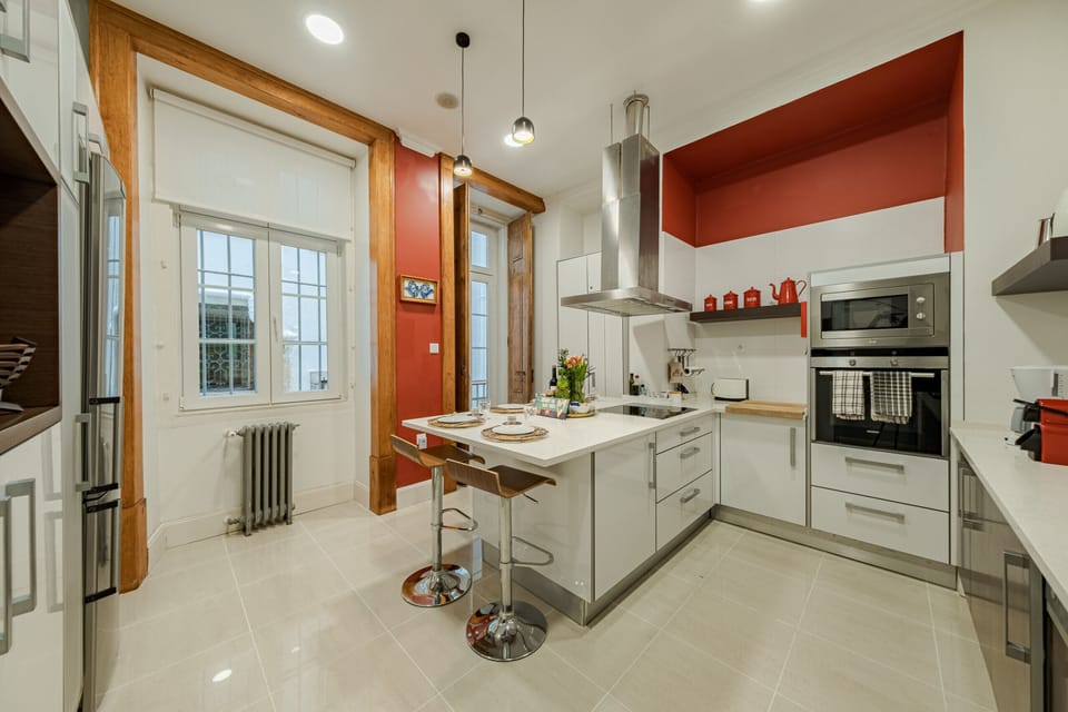 Fully equipped kitchen, very bright and spacious.