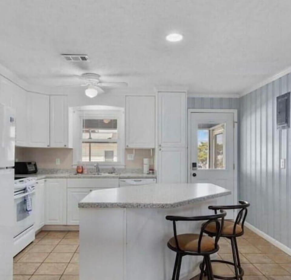 kitchen visible, indoor, kitchen, oven refrigerator, kitchen island with seating