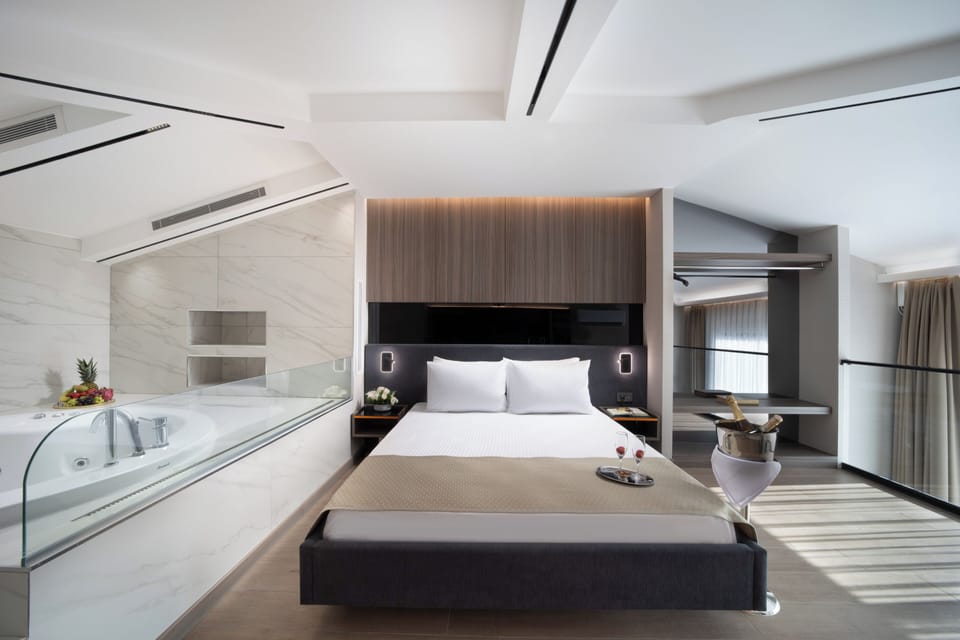 Elite Room | Premium bedding, in-room safe, soundproofing
