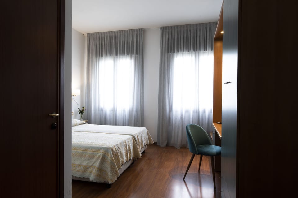 Twin Room | 10 bedrooms, hypo-allergenic bedding, pillowtop beds, desk