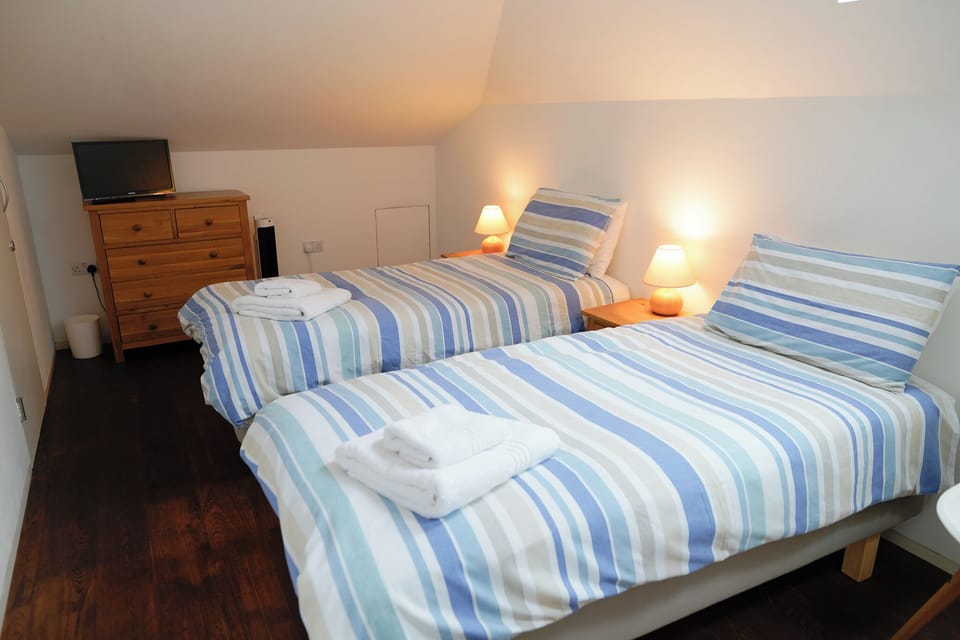 Bedroom 3 with 2 single beds