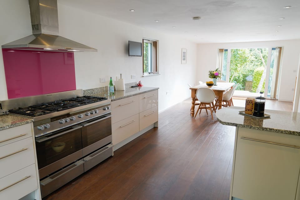 Kitchen & Dining Area