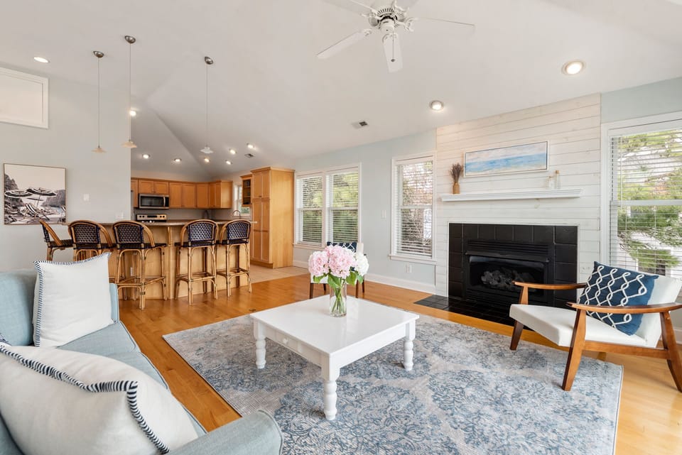 VOH24: Koselig Kove | Top Level Living Area - Fireplace Not Available For Guest Use