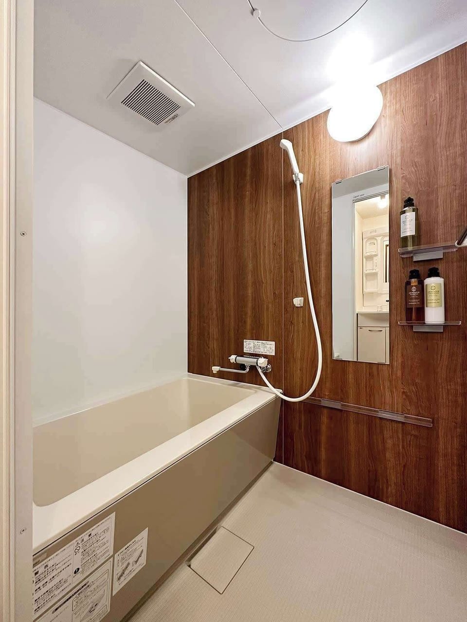 Bathroom w/bath tub