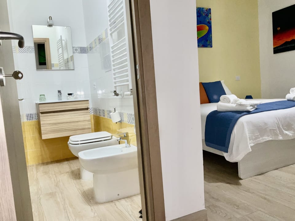 Comfort Triple Room | Bathroom | Free toiletries, hair dryer, slippers, bidet