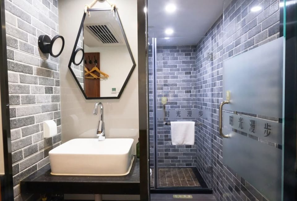 Family Room | Bathroom | Shower, free toiletries, hair dryer, towels