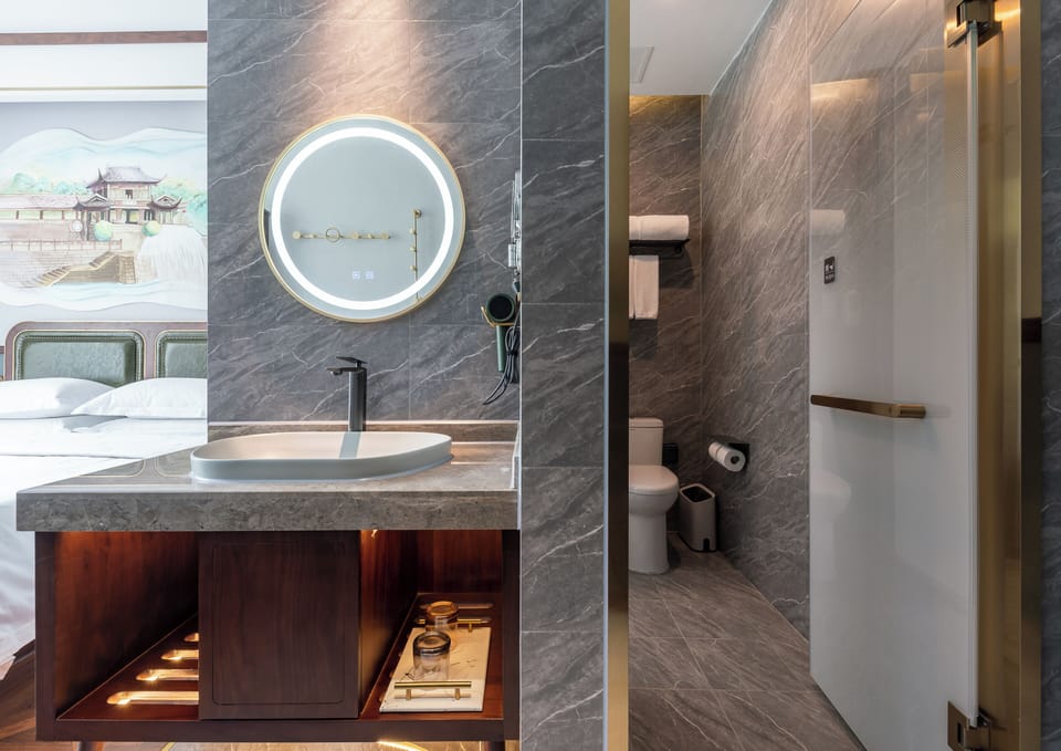 Business Double Room | Bathroom | Shower, rainfall showerhead, designer toiletries, hair dryer