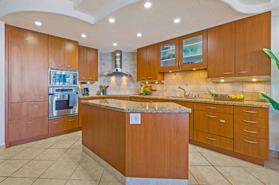 Kitchen with high-end Sub-Zero refrigerator - Kitchen with high-end Sub-Zero refrigerator and Fisher & Paykel appliances