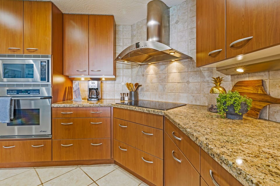 Kitchen with Sub-Zero and Fisher & Paykel appliances - Gourmet kitchen with Sub-Zero and Fisher & Paykel appliances