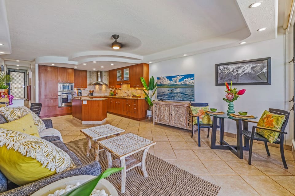 Living area with sleeper sofa and open floorplan - Comfortable sleeper sofa for additional guests