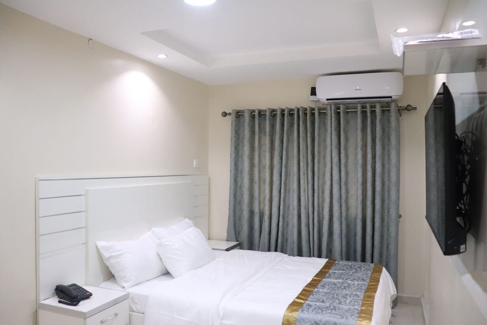 Classic Room | Laptop workspace, free WiFi