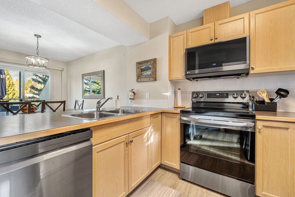 Full kitchen with a drip coffee maker, ground coffee, tea, sugar and condiments (ketchup/mustard/relish.)Full kitchen with a drip coffee maker, ground coffee, tea, sugar and condiments (ketchup/mustard/relish.)