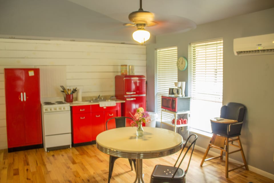 Vintage kitchen...fully equipped. 