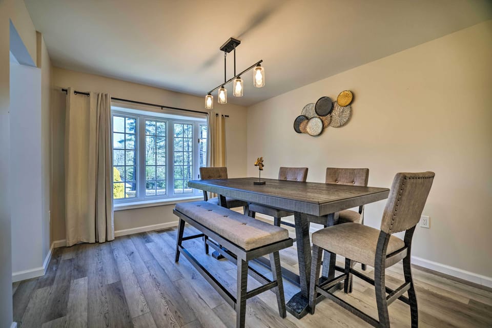 Dining Area | Dishware Provided