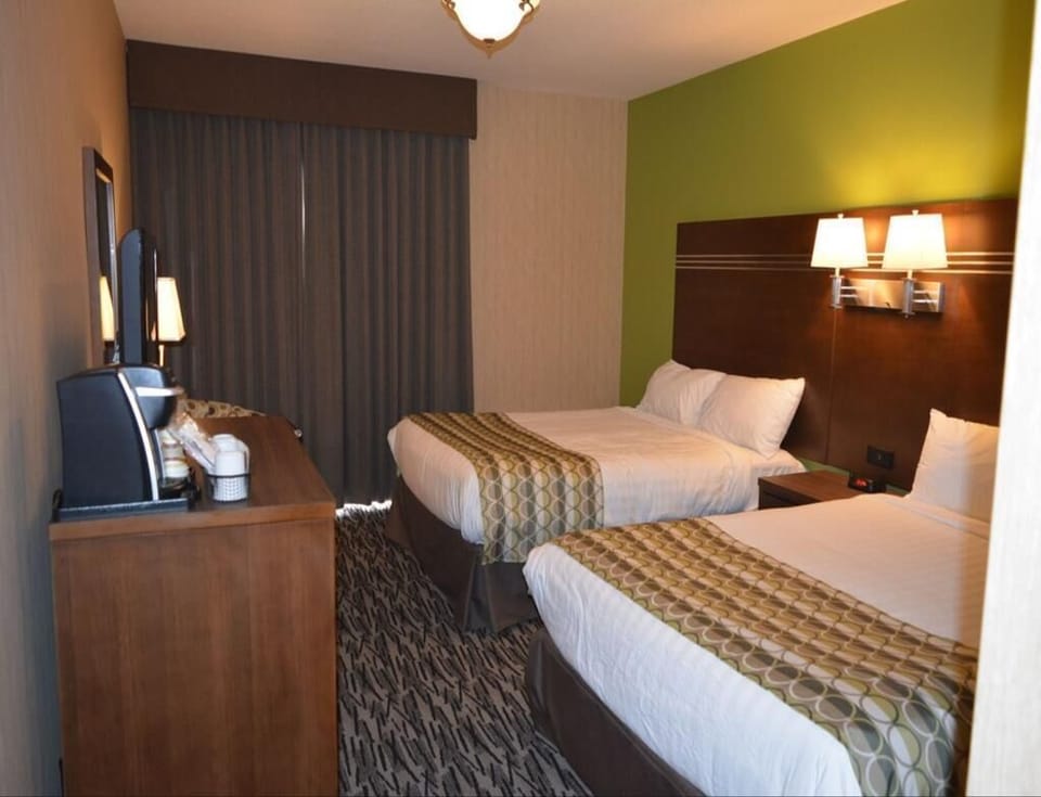 Deluxe room with 2 Queen Bed image 2