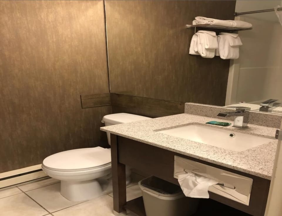 Deluxe room with 2 Queen Bed image 4