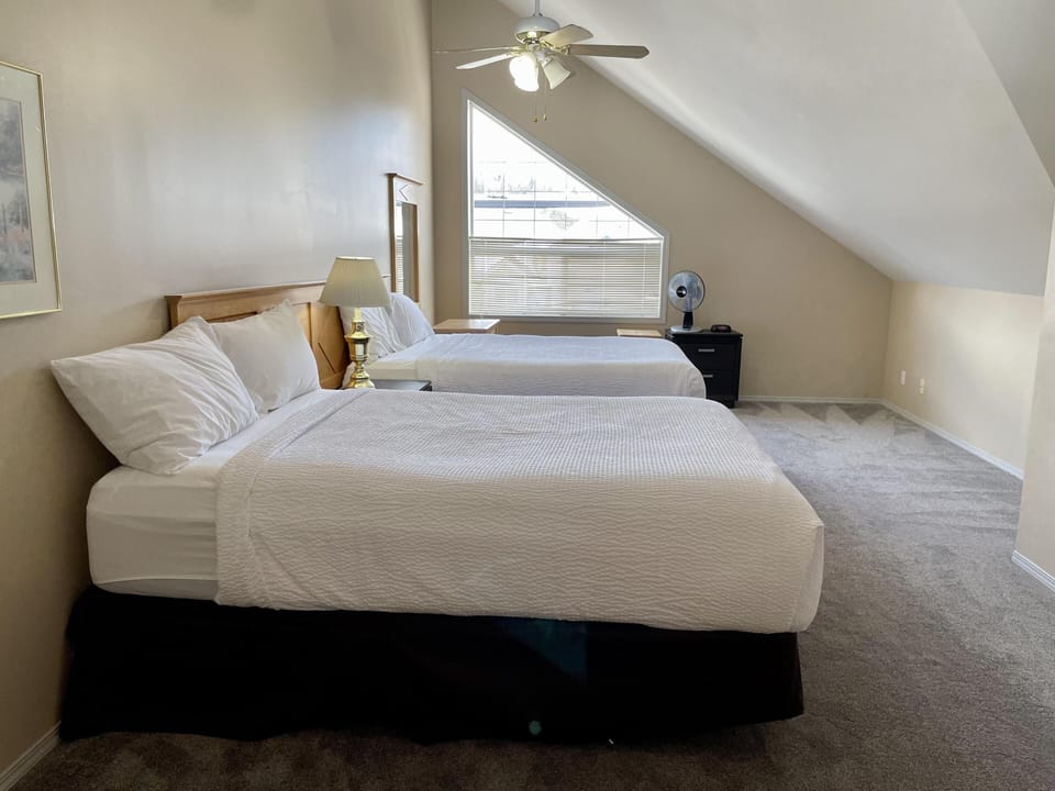 Deluxe 3 Bedroom Condo 2 Bath- NO PETS image 2