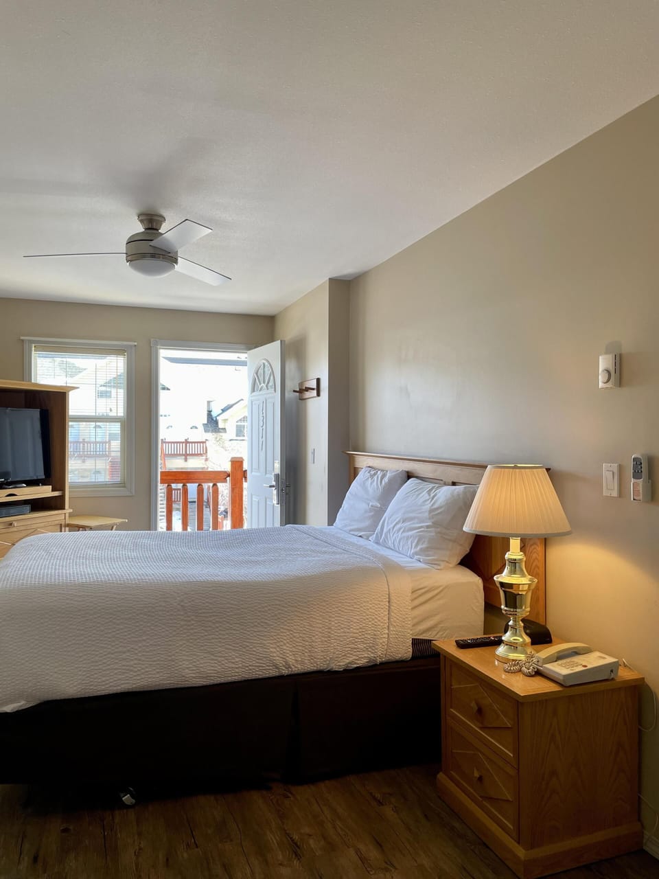 Deluxe 3 Bedroom Condo 2 Bath- NO PETS image 6