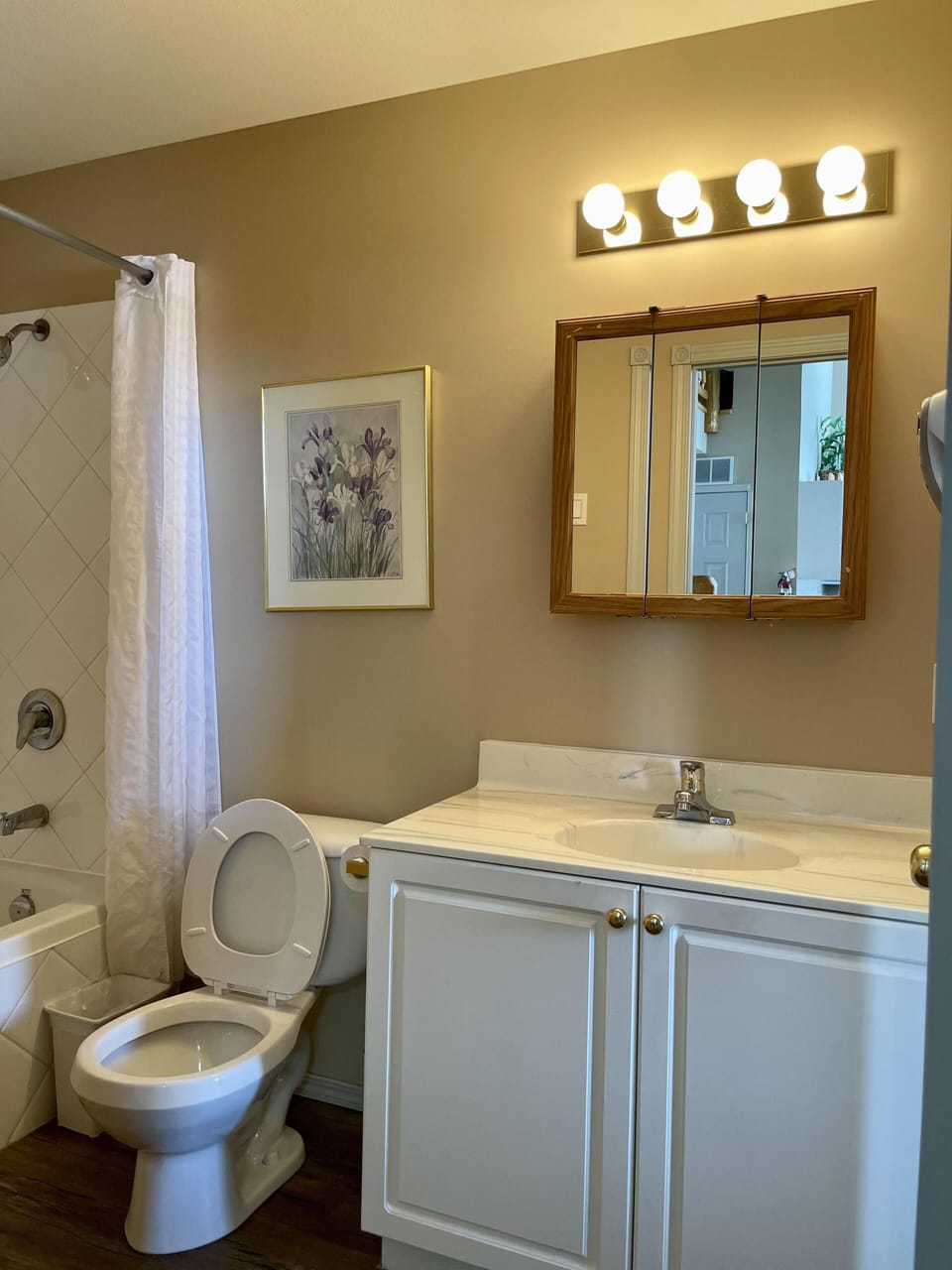 Deluxe 3 Bedroom Condo 2 Bath- NO PETS image 4