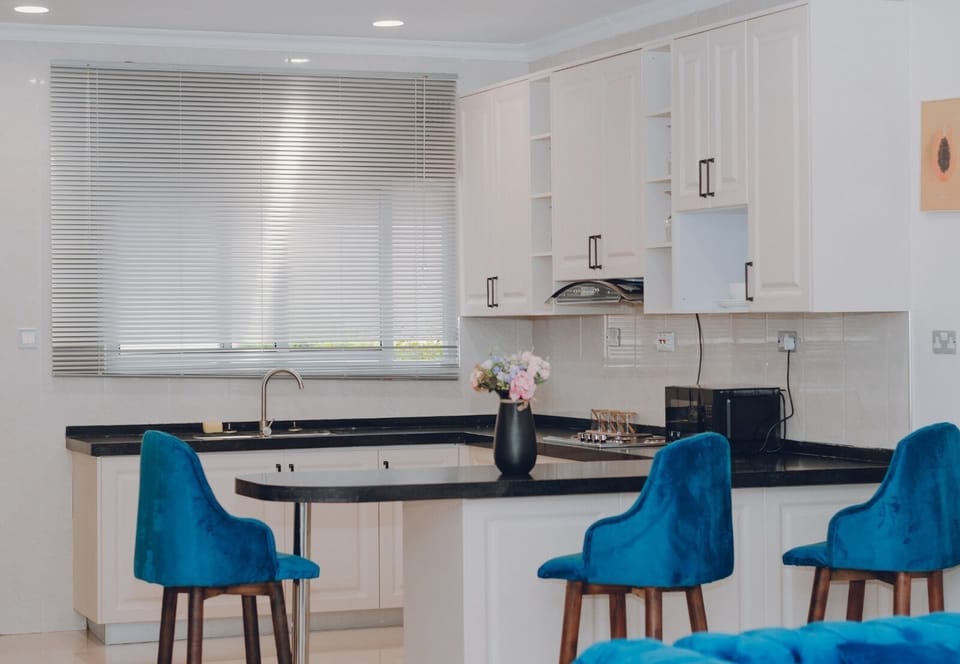 Family Apartment | Private kitchen | Full-size fridge, microwave, oven, cookware/dishes/utensils