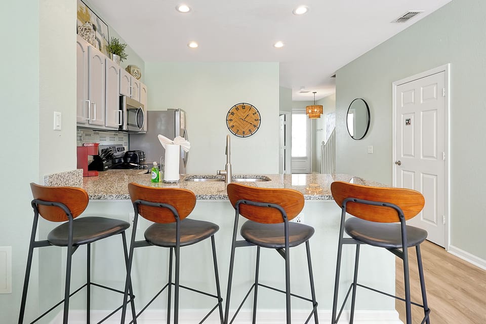 Spacious Breakfast Bar Perfect For Snacks Or Breakfast Before Heading To The Parks