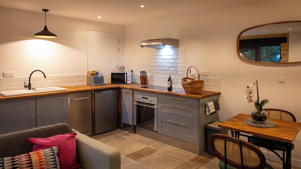 Kitchen & Dining Area (2)