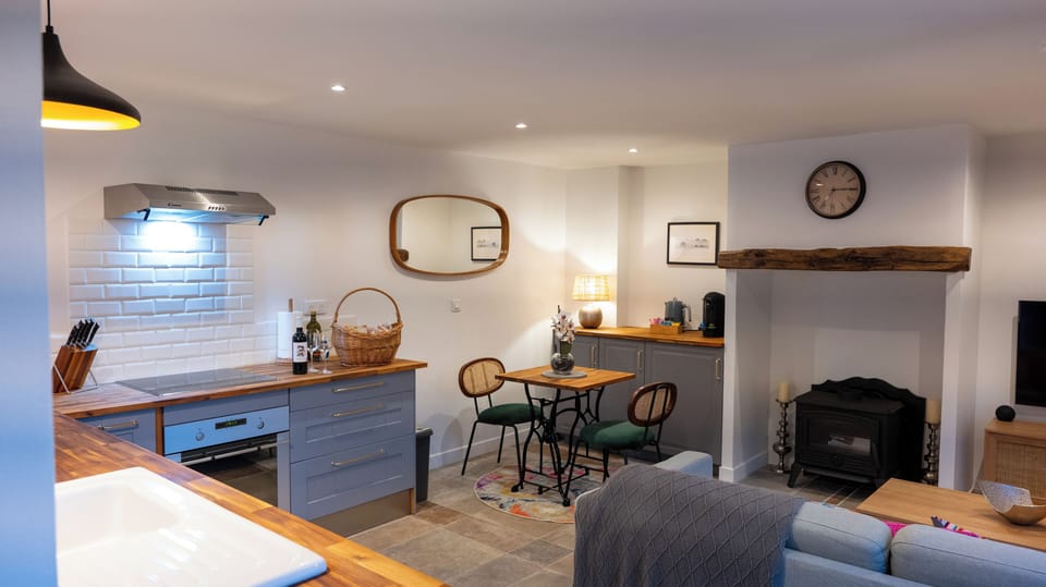 Kitchen & Dining Area (1)