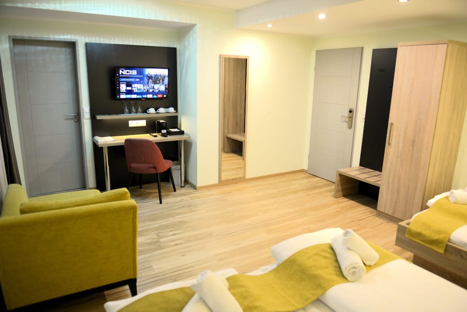 Classic Triple Room, 1 Bedroom, Non Smoking | Desk, soundproofing, free WiFi, bed sheets