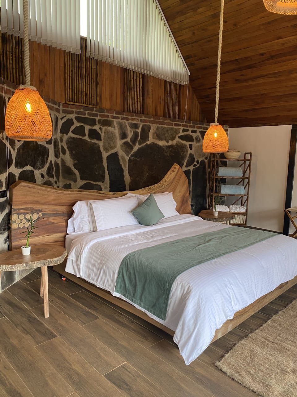 Deluxe Room, 1 King Bed, Jetted Tub | Premium bedding, down comforters, pillowtop beds, minibar