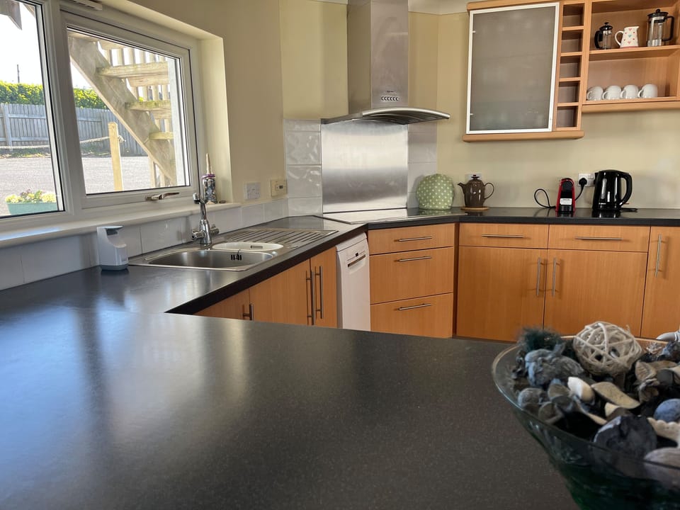 Cottage | Private kitchen | Fridge, electric kettle, toaster, cookware/dishes/utensils