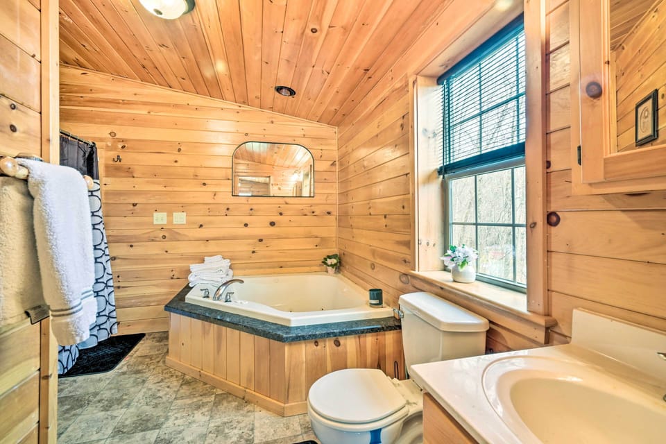 En-Suite Bathroom | Main Level | Towels Provided | Tub Unavailable