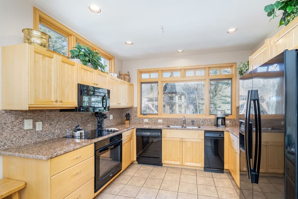 Townhome, 3 Bedrooms | Private kitchen | Fridge