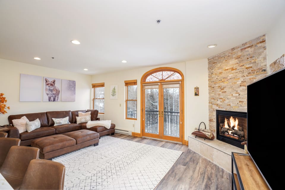 Condo, 2 Bedrooms | Living area