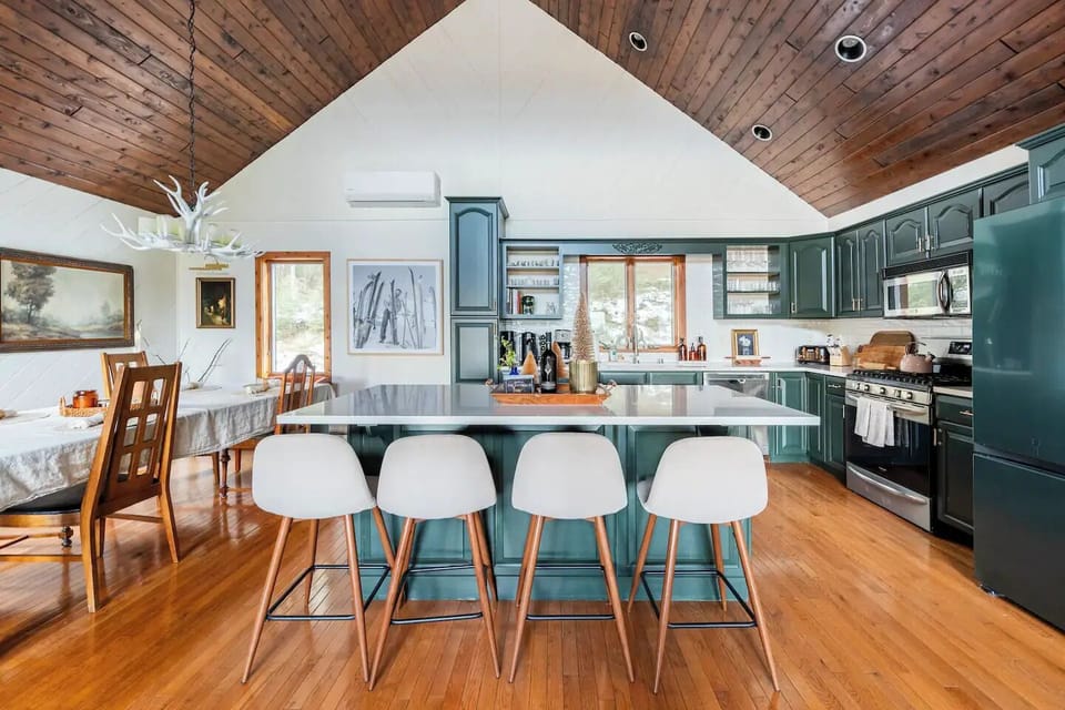 Kitchen & Dining Area