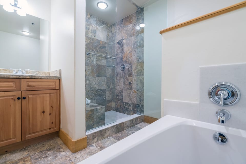 Room, 1 Bedroom | Bathroom | Towels, shampoo