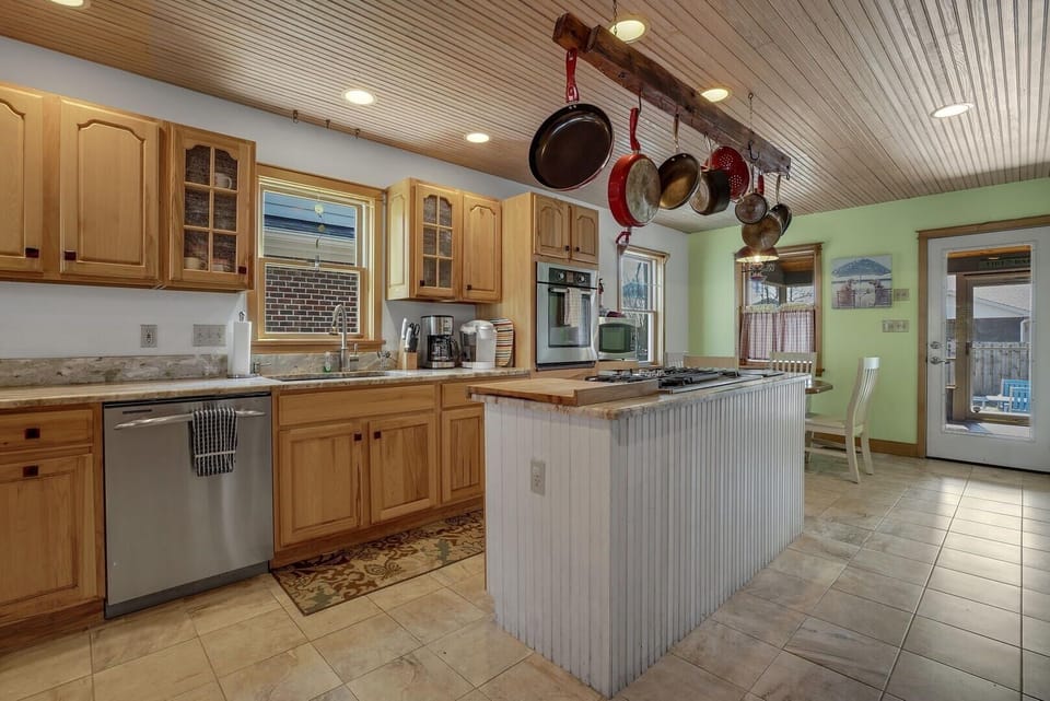 House, 4 Bedrooms | Private kitchen | Coffee/tea maker, fridge, toaster