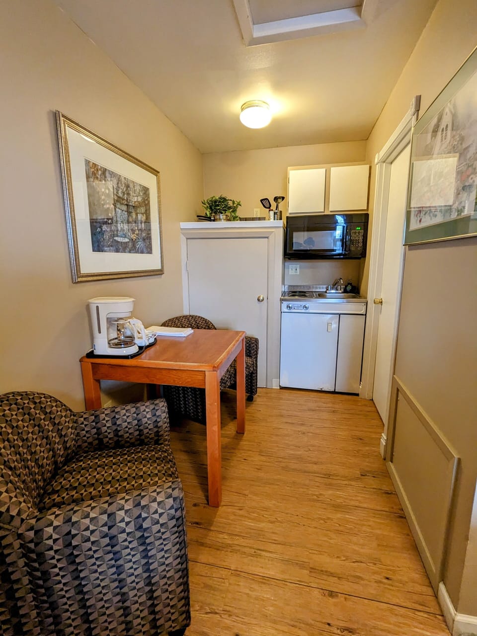 Deluxe Single Room | Free WiFi, bed sheets
