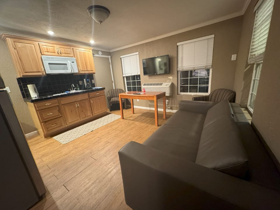 Basic Single Room | Living area | 32-inch flat-screen TV with satellite channels, TV